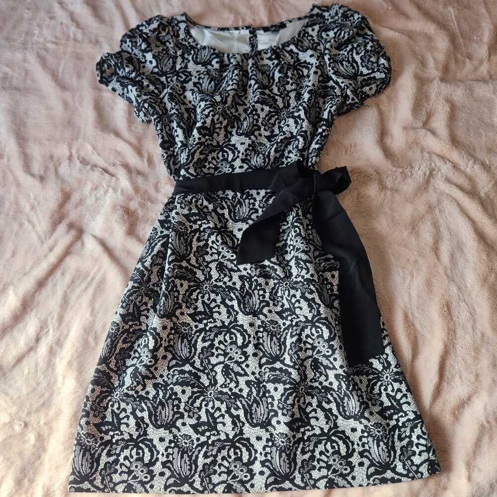 Elegant Black-and white lace-[atterned dress (size small)